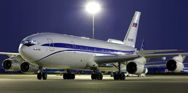 Опытный Ил-96-400М выполняет скоростные пробежки по ВПП