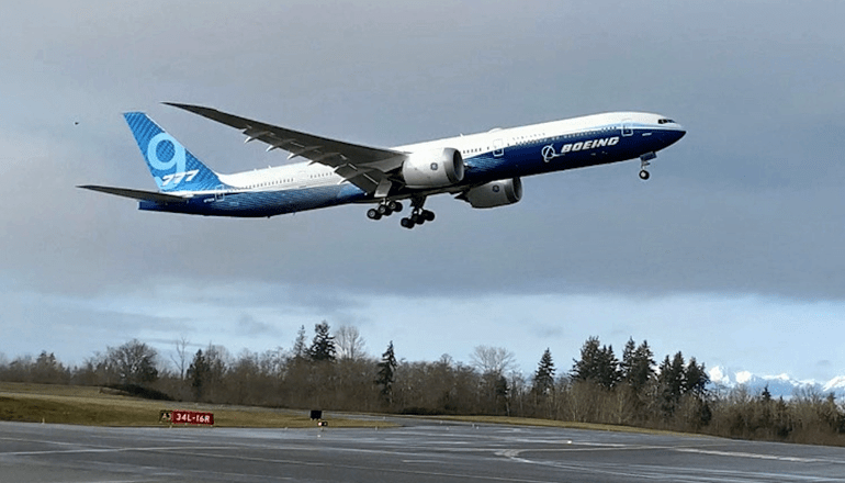 Взлёт лайнера Боинг 777X на авиадвигателях GE9X