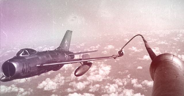 Воздушные авиатанкеры: история и развитие дозаправщиков