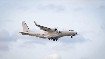 Транспортник C295 со встроенной в обшивку антенной в небе