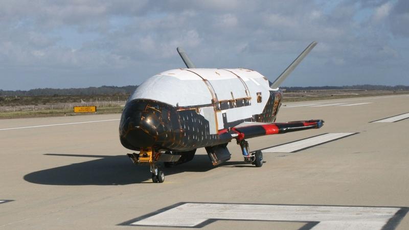 Беспилотный орбитальный самолет  X-37B вернулся на Землю 