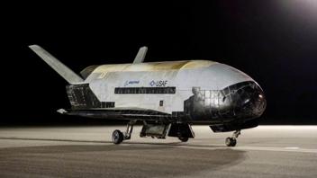 Беспилотный орбитальный самолет X-37B вернулся на Землю