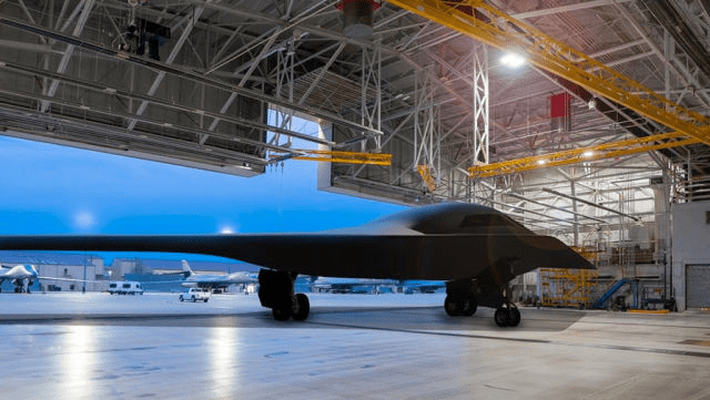 Стелс-бомбардировщик 6 поколения B-21 Raider представлен
