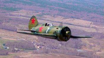 В Новосибирске поднялся в небо восстановленный И-16