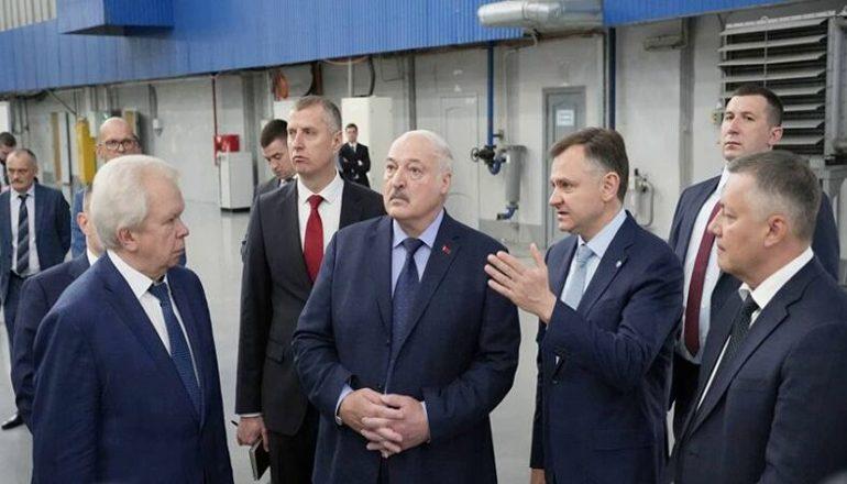 Александр Лукашенко посетил производство самолётов МС-21