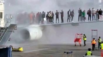 На самолёте Boeing 737-800  произошло возгорание двигателя