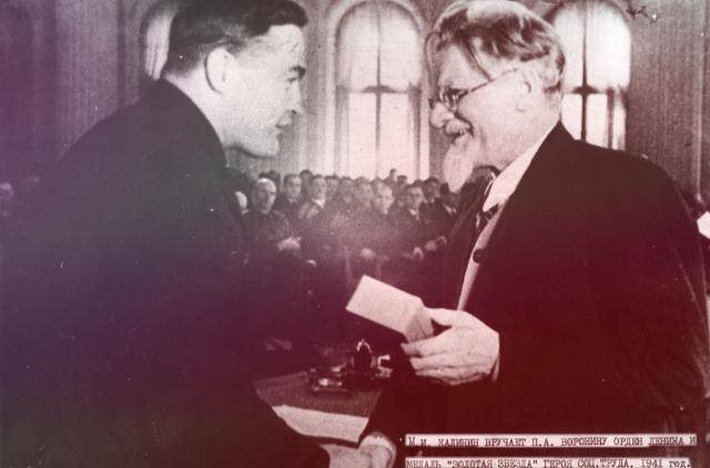 Калинин вручает золотую звезду ЗАМ. НАРКОМА АВИАЦИОННОЙ ПРОМЫШЛЕННОСТИ, 1940-1946гг