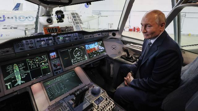 Владимир Путин с рабочим визитом в ЛИИ имени М.М. Громова